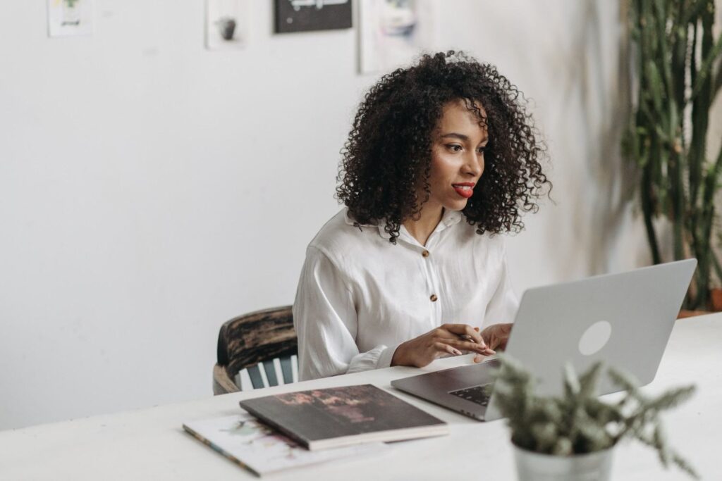 Compare Xero vs MYOB for field service software integration, with insights into automated invoicing, payroll, inventory, job costing, and trade accounting.